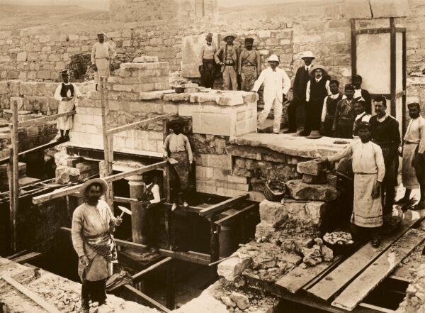 Arthur Evans supervisando las tareas de reconstrucción del palacio de Cnosos (Creta), origen del descubrimiento de la civilización minoica