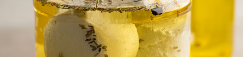 Conservar quesos en AOVE: Una tradición milenaria que realza el sabor